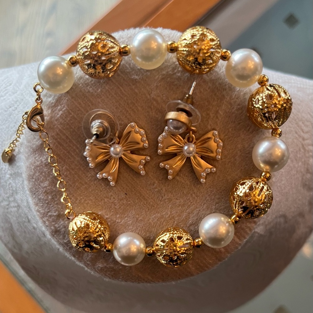 Cute Gold and Pearl Jewelry Set